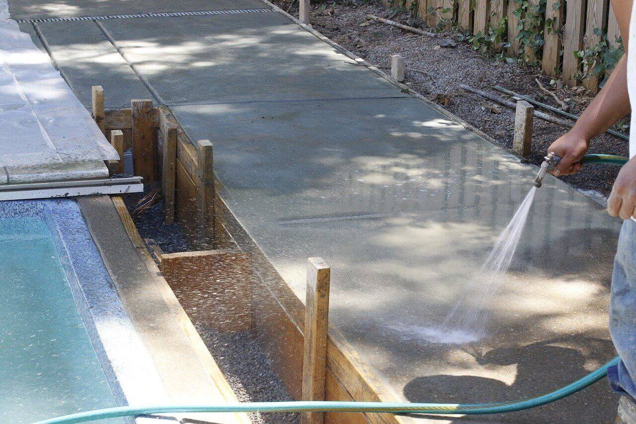 Нужно ли поливать бетон после заливки и как правильно это делать в разное время года?