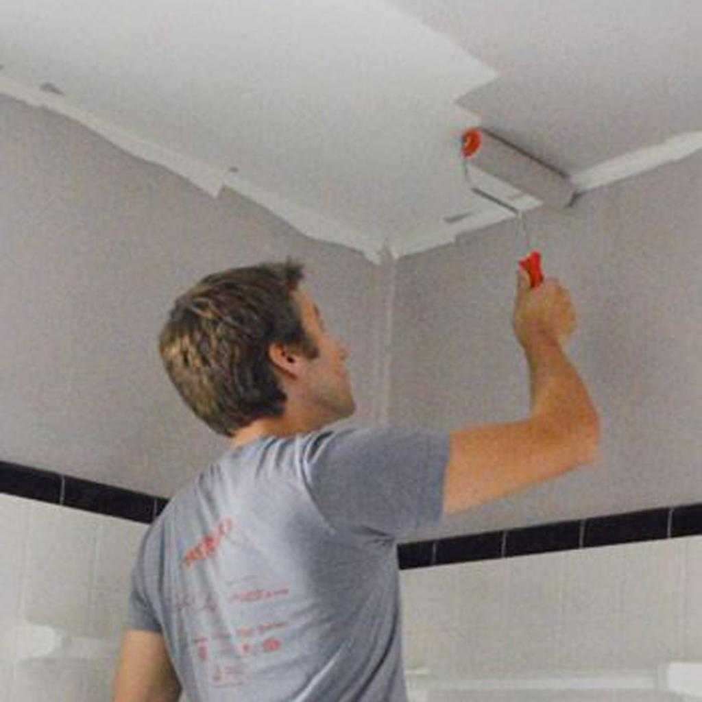 Как правильно красить потолок в ванной? технология окрашивания и инструменты.