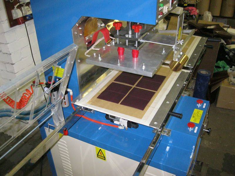Производство натяжных потолков: материалы для пленки пвх и изготовление на станке твч