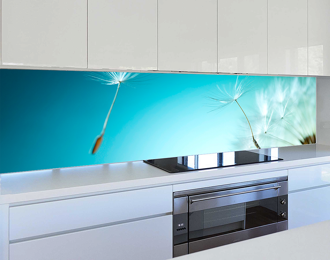 Стеклянный фартук на кухне: особенности стеновых панелей из стекла, плюсы и минусы эксплуатации