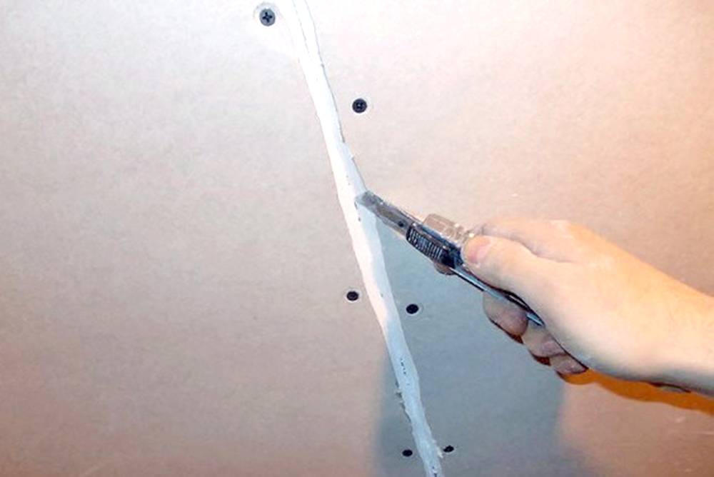 Как заделать дыру в гипсокартоне на стене и потолке: способы устранения отверстий разных размеров (видео)