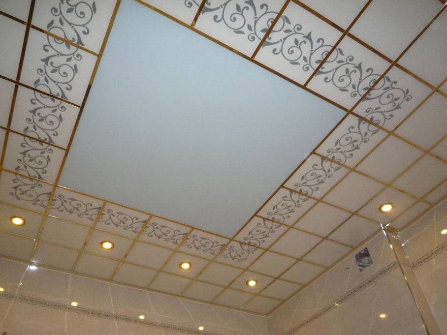 Виды потолочной плитки для ванной комнаты и отделка кафелем
