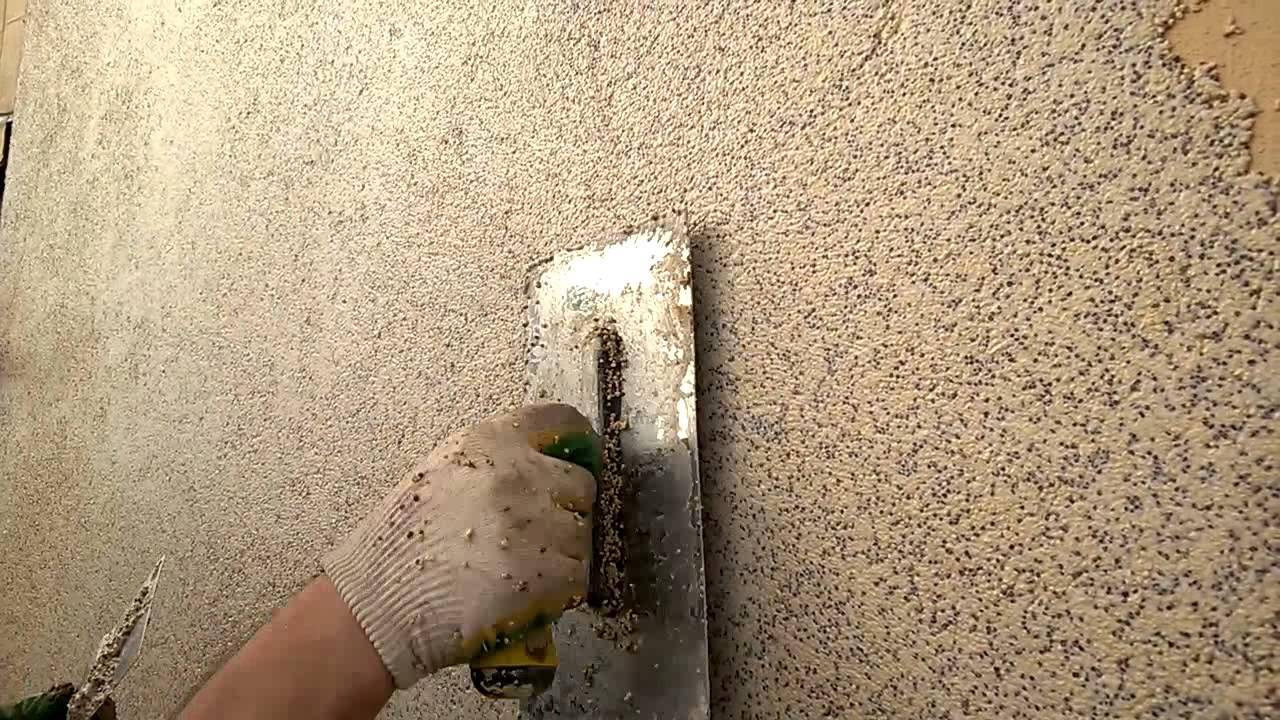 Мокрый шелк, декоративная штукатурка: технология нанесения жидкого фактурного покрытия для стен
