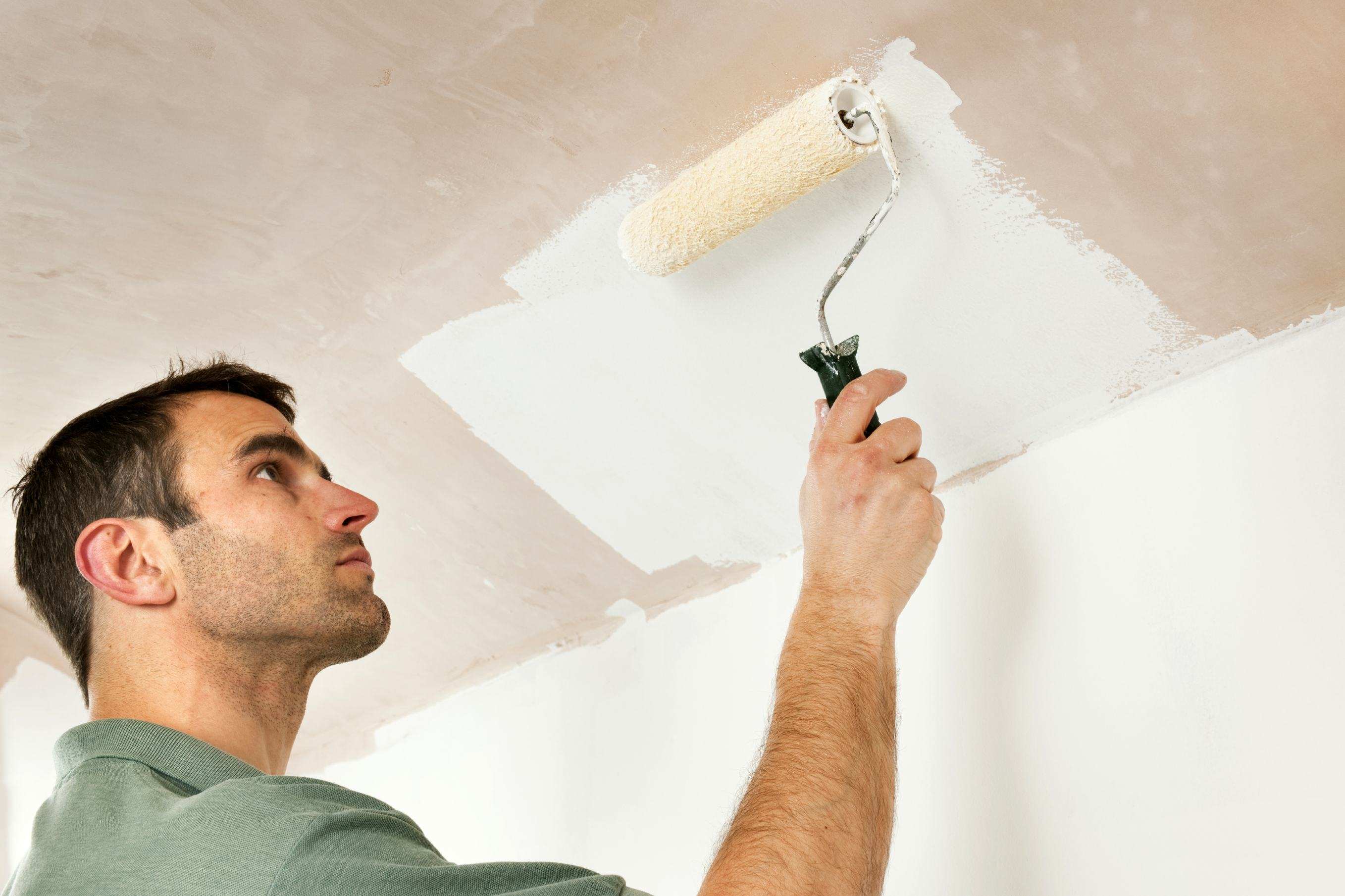 Как помыть потолок перед покраской водоэмульсионной краской и чем отмыть