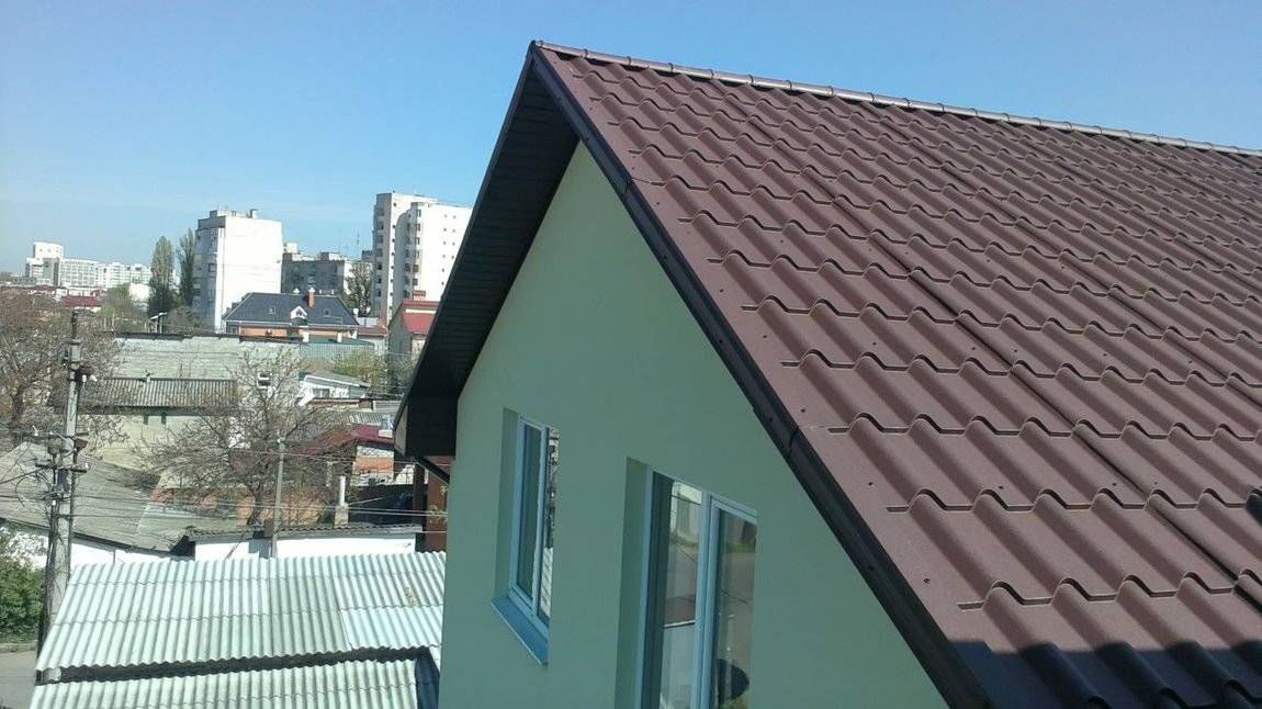 Что лучше для крыши металлочерепица или профнастил (фото, видео)