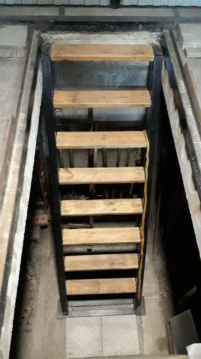 Лестница в подвал из дома: фото входа в погреб в частном коттедже