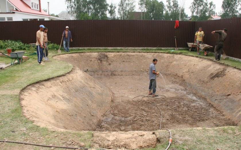 Как выкопать пруд на участке своими руками