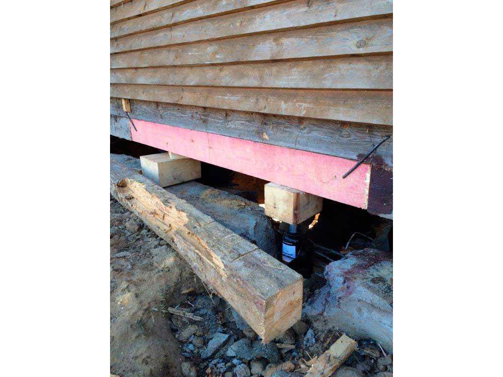Поднимаем деревянный дом на домкратах для ремонта