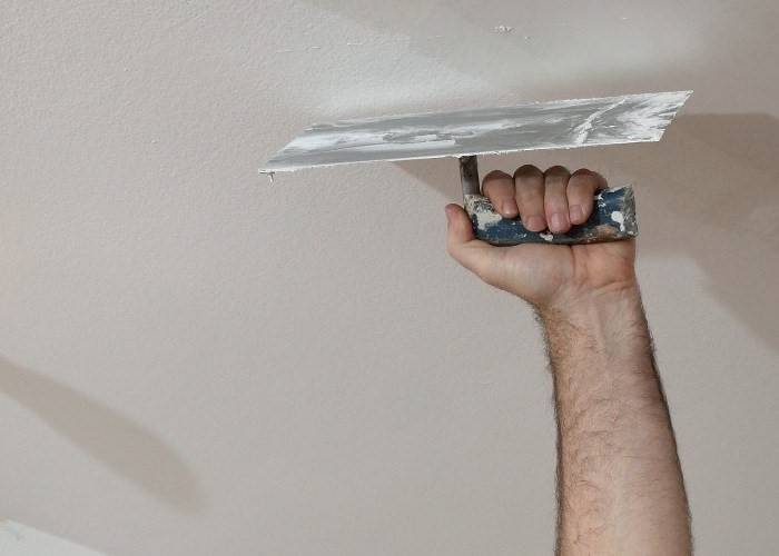 Как выполнить штукатурку потолка без лишних затрат