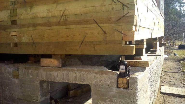 Как поднять просевший угол деревянного дома - мастерок