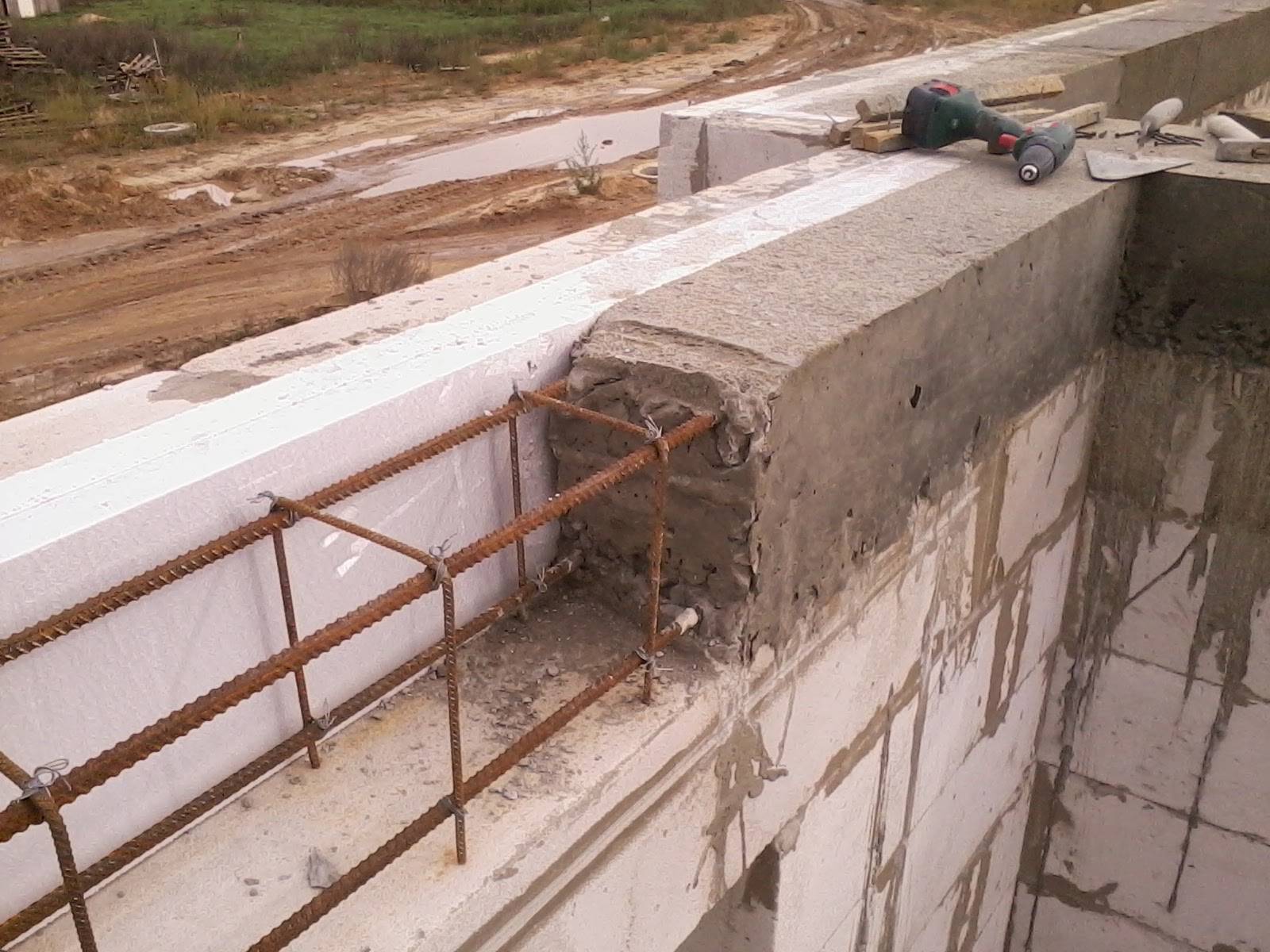 Крепление крыши к стенам из керамзитоблоков