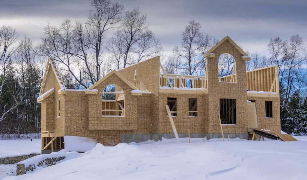 Какие дома более теплые? из чего лучше построить жилье для проживания зимой?