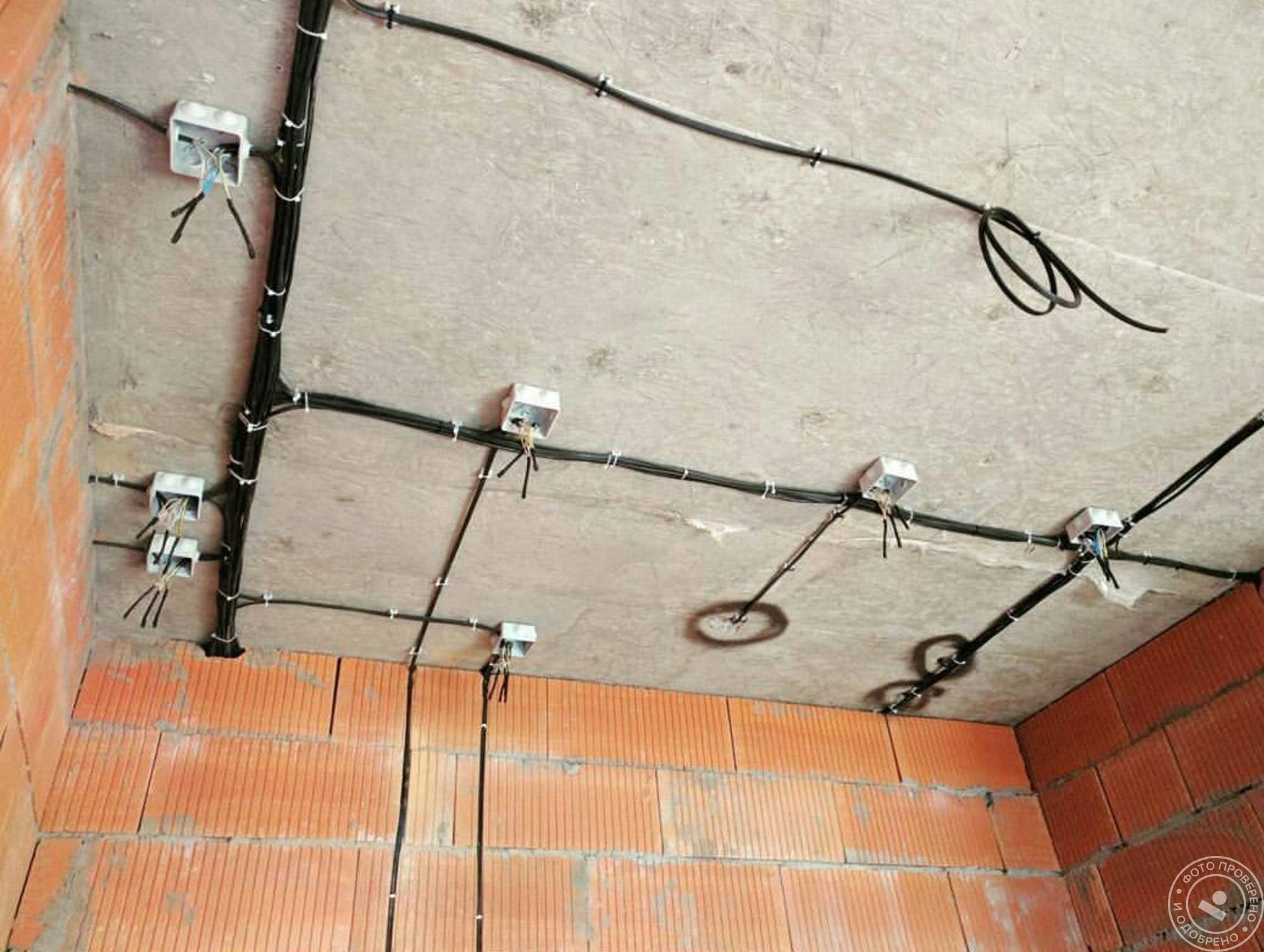 Потолочная система электроснабжения и безопасная проводка по деревянному потолку