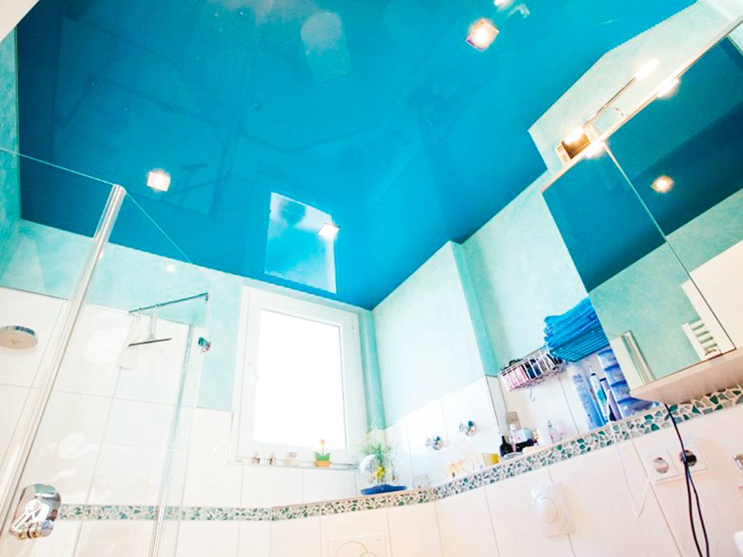 Натяжной потолок в ванной: виды, плюсы и минусы, монтаж
