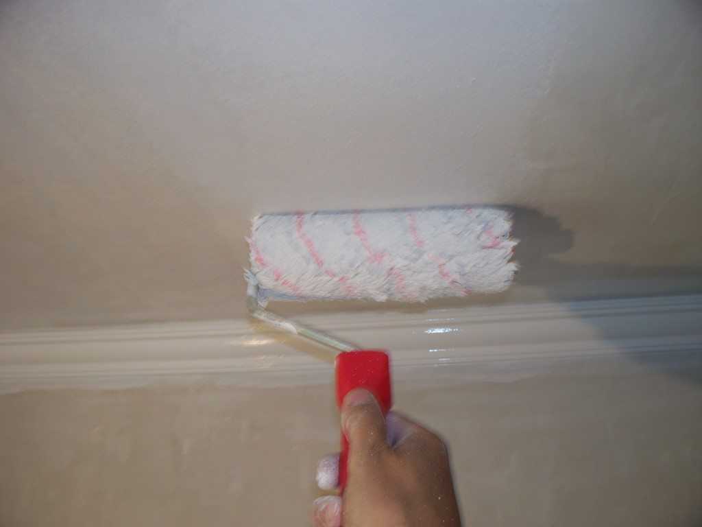 Как, наконец, избавиться от проплешин и пятен при покраске потолка? простой способ!