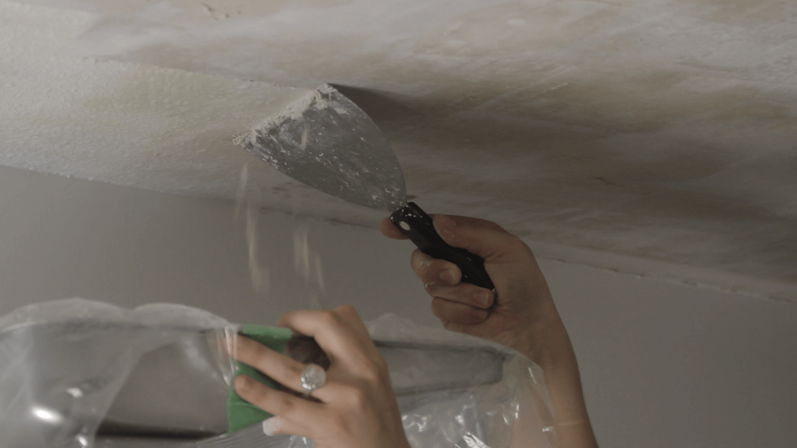 Как помыть потолок перед покраской водоэмульсионной краской и покрашенный на кухне