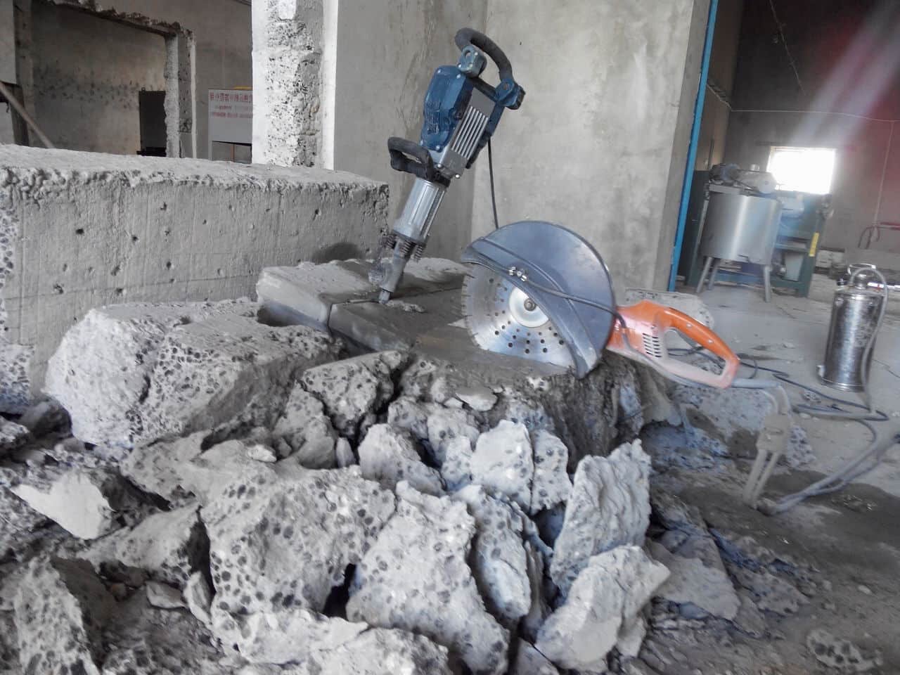 Демонтаж бетона: технологии и методы сноса железобетонных конструкций