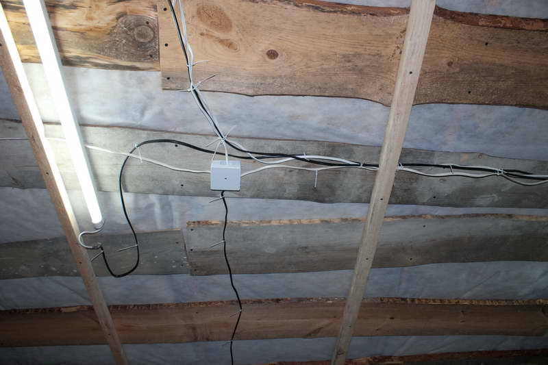 Проводка по деревянному потолку - основные требования к безопасности и виды монтажа