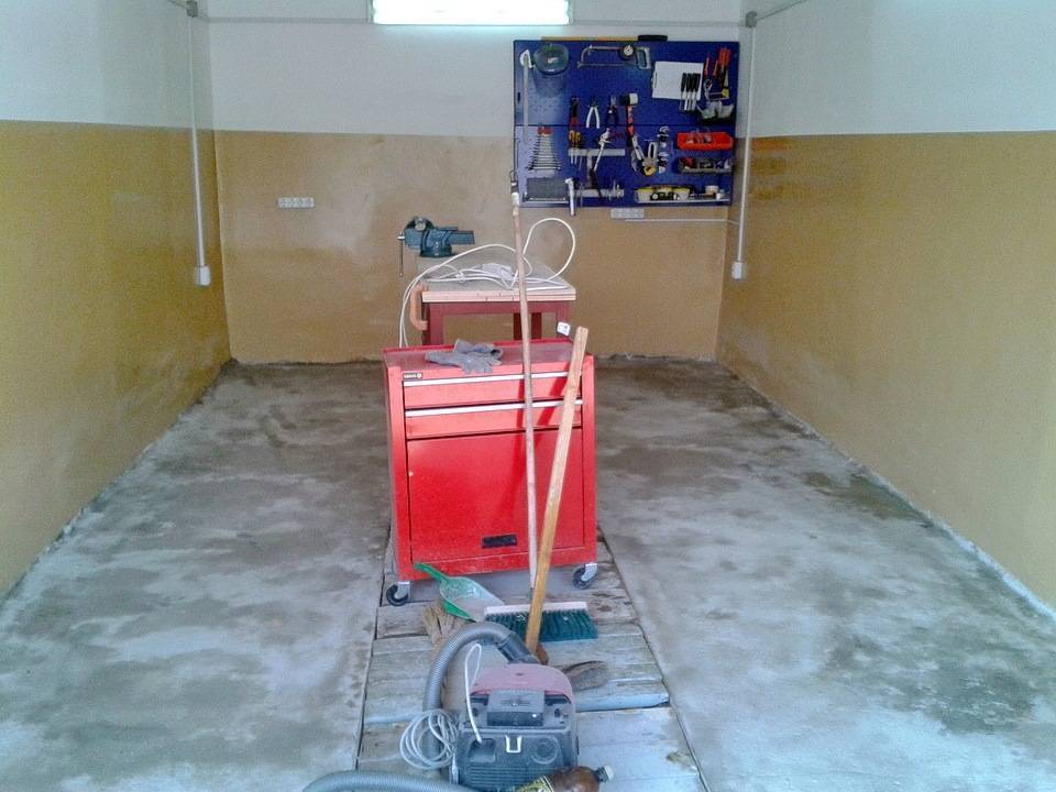 Чем покрыть бетонный пол в гараже, чтобы не пылил: пропитка, покраска и покрытие своими руками