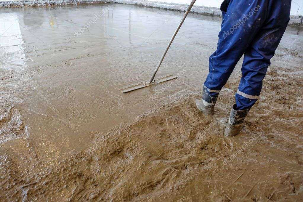 Нужно ли поливать бетон водой после заливки