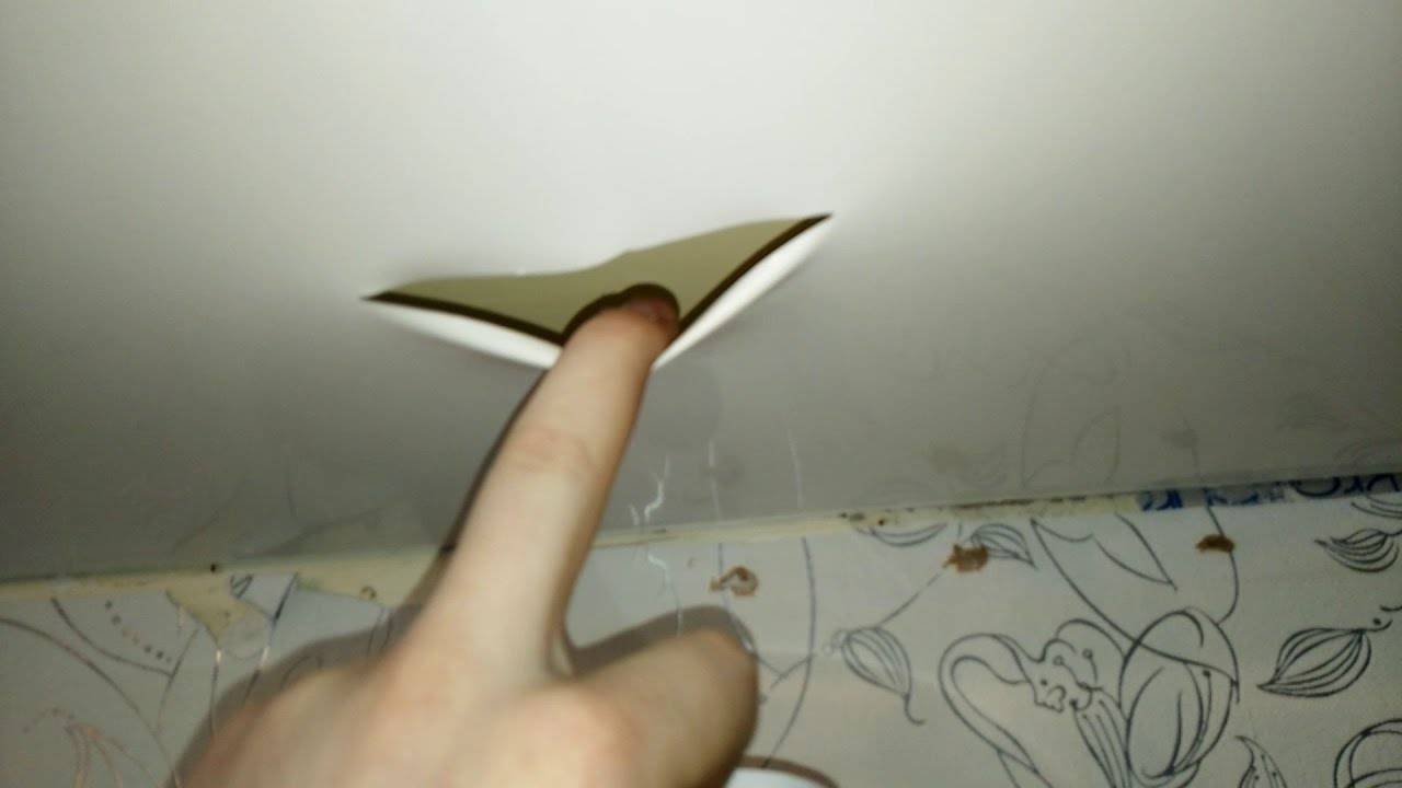 Дырочка в натяжном потолке: что делать, как устранить своими руками