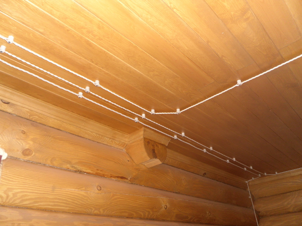 Безопасная проводка системы электроснабжения по деревянному потолку