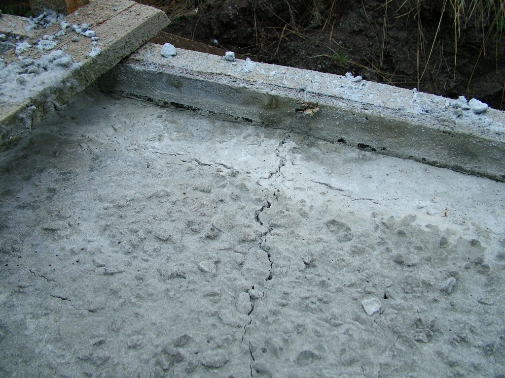 Почему крошится бетон - что делать, чем обработать?