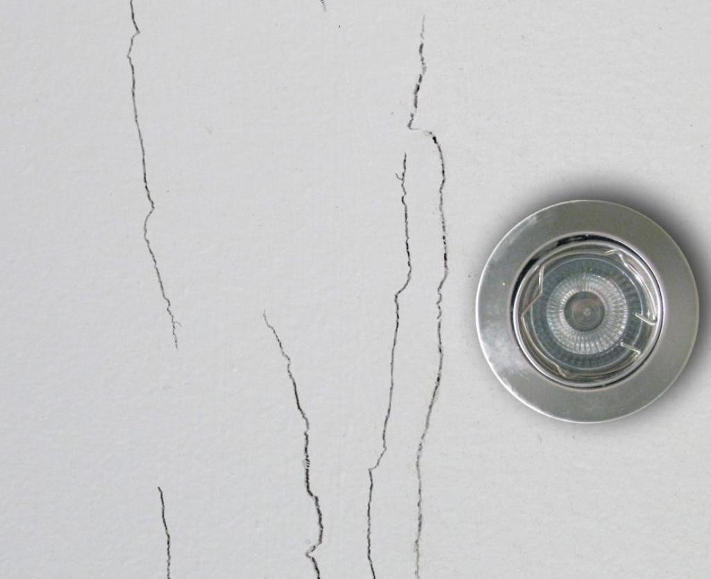 Ремонт потолков из гипсокартона своими руками: видео, как заделать дырку и трещины
