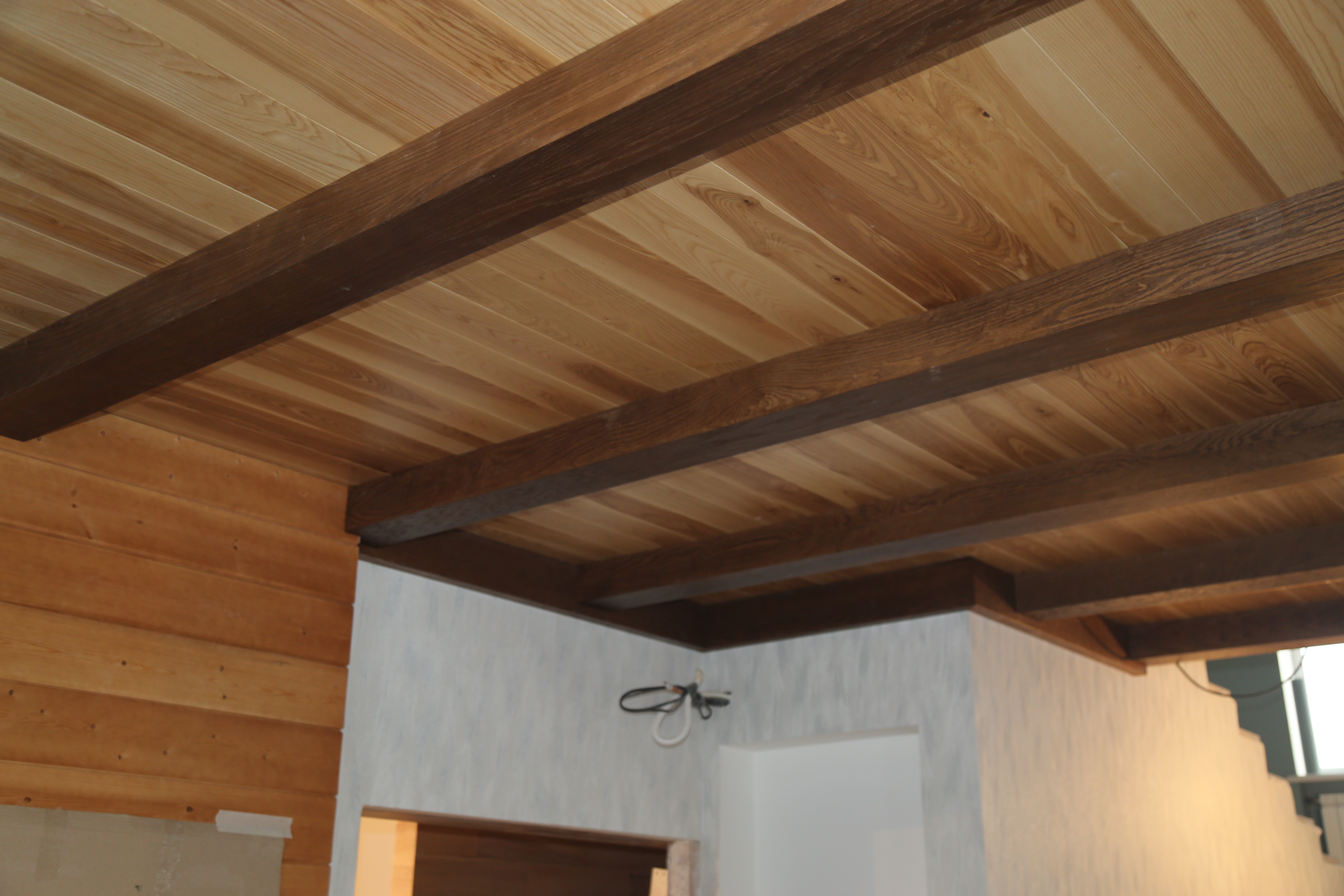 Декоративные балки на потолок из дерева, полиуретана: имитация, дизайн натяжного потолка с фальшбалками в интерьере 
 - 38 фото