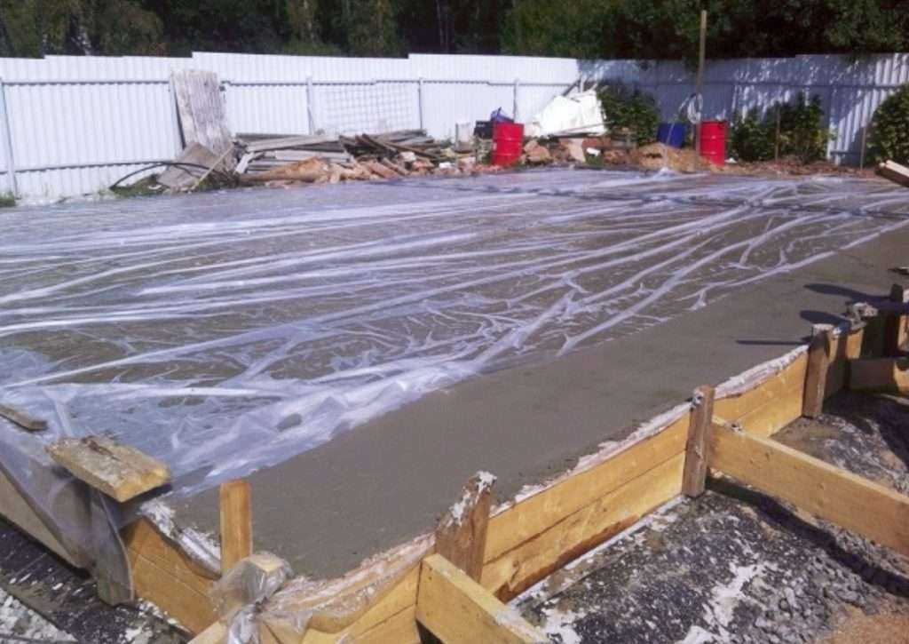 При каких температурах можно заливать бетон летом и зимой