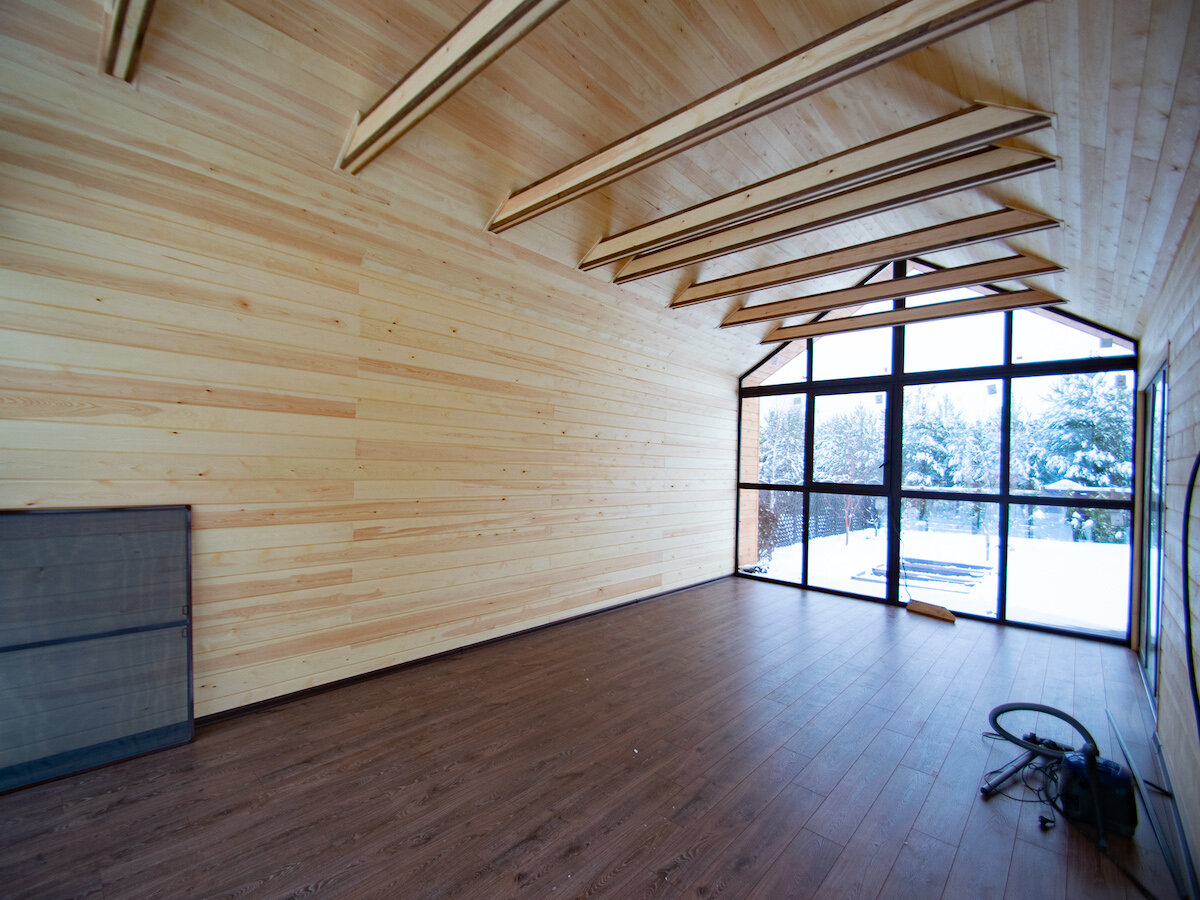 Чем можно обшить стены внутри деревянного дома? - о нюансах в строительных работах