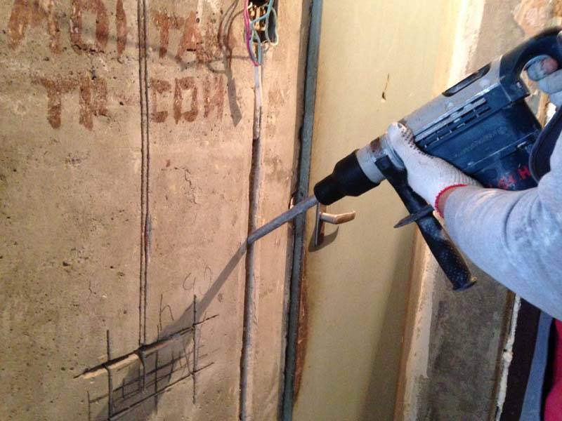 Рекомендации, как штробить бетонную стену под проводку без пыли
