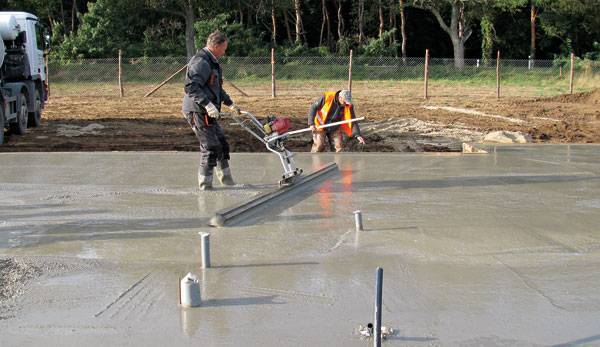 Cколько дней и зачем нужно поливать бетон водой после заливки