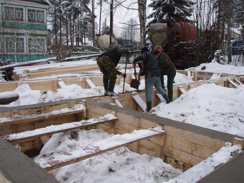 При какой температуре возможна заливка бетона зимой