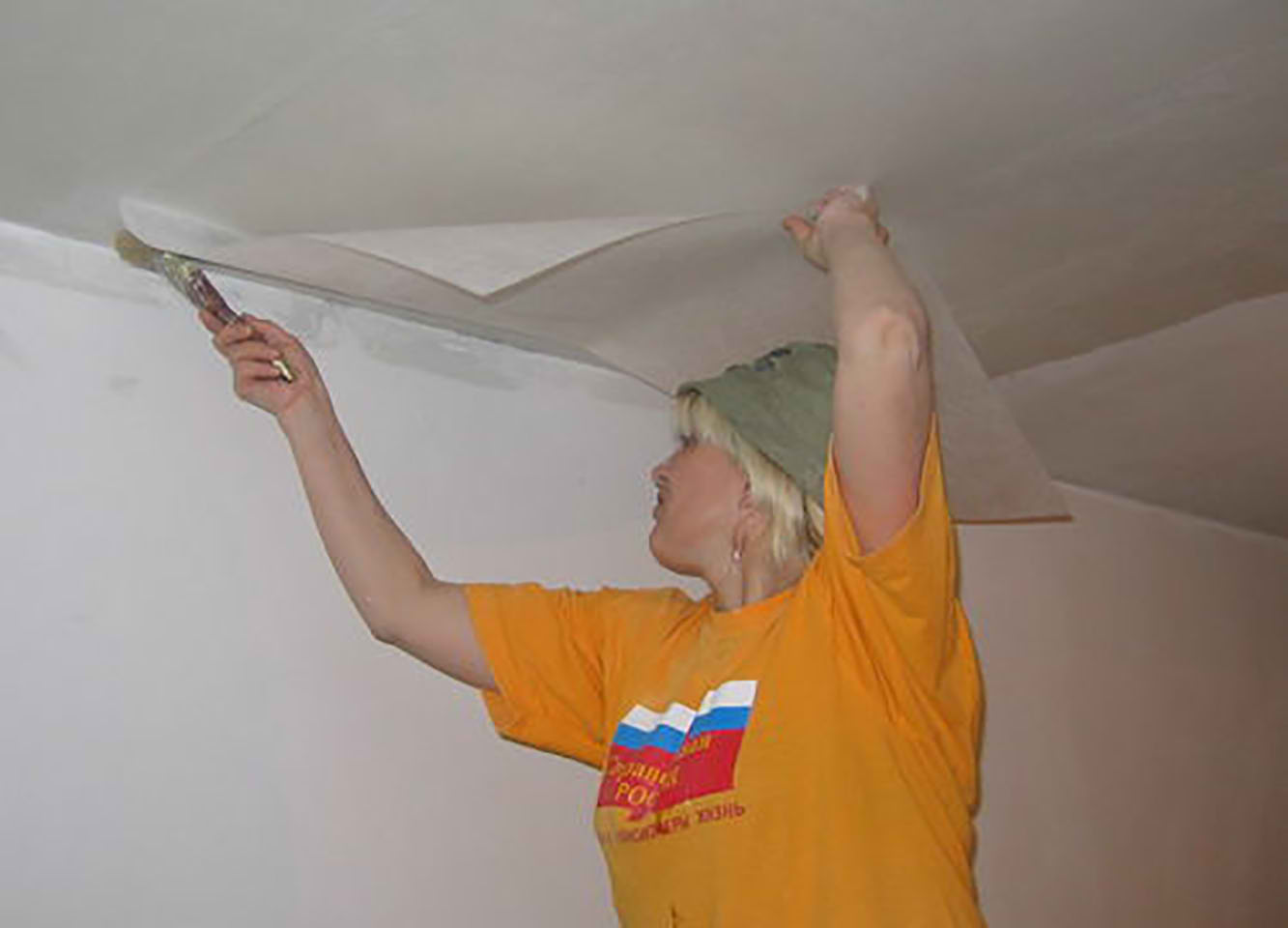 Стеклохолст на потолок: достоинства, пошаговая инструкция монтажа