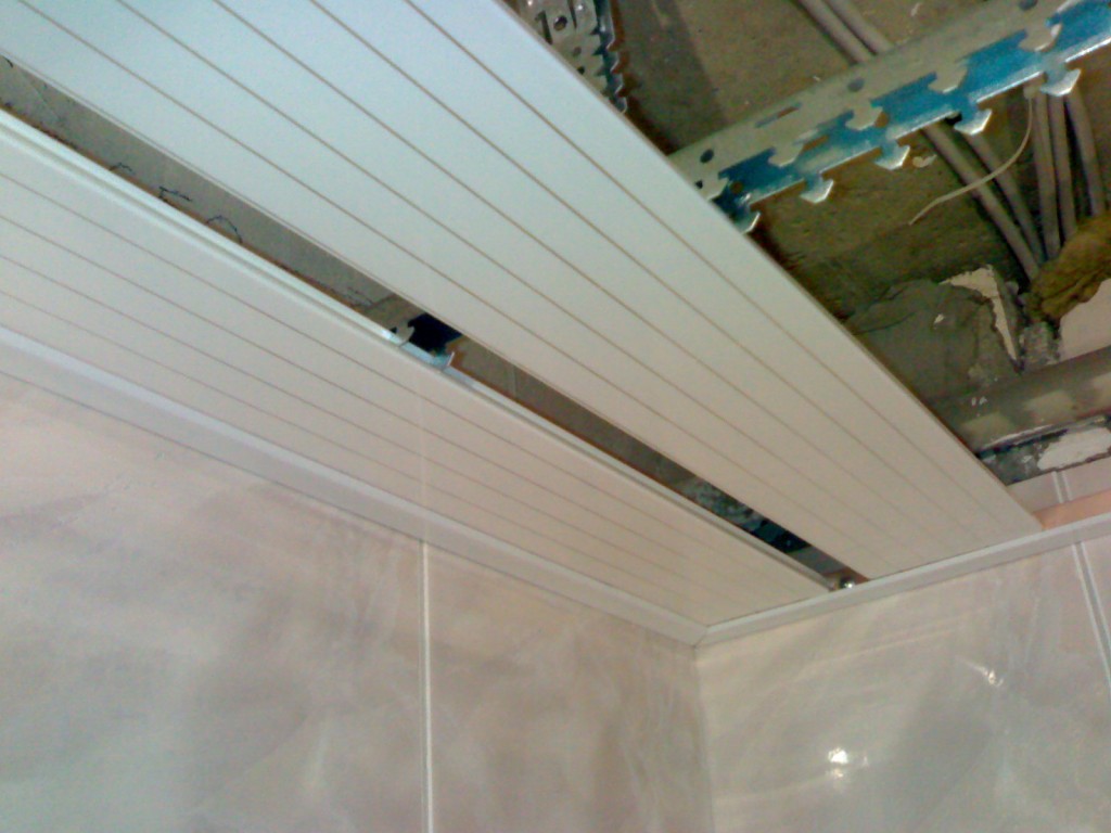 Как монтировать, крепить реечный потолок в ванной. технология монтажа