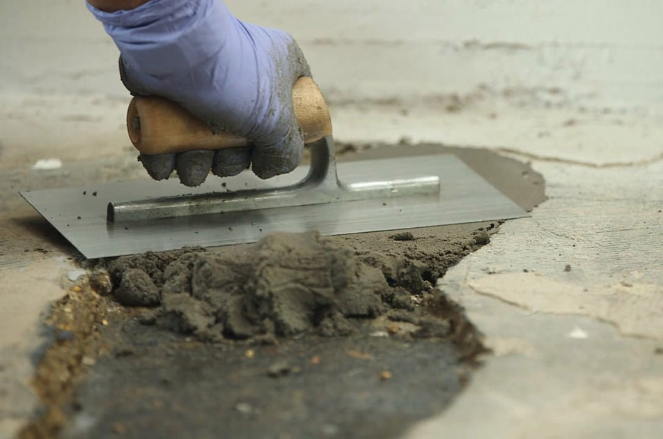 Устранение дефектов бетонного пола с помощью эпоксидной мастики - шлифпол