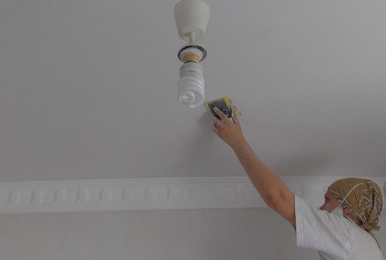 Пятна на потолке после покраски: как исправить разводы и другие дефекты