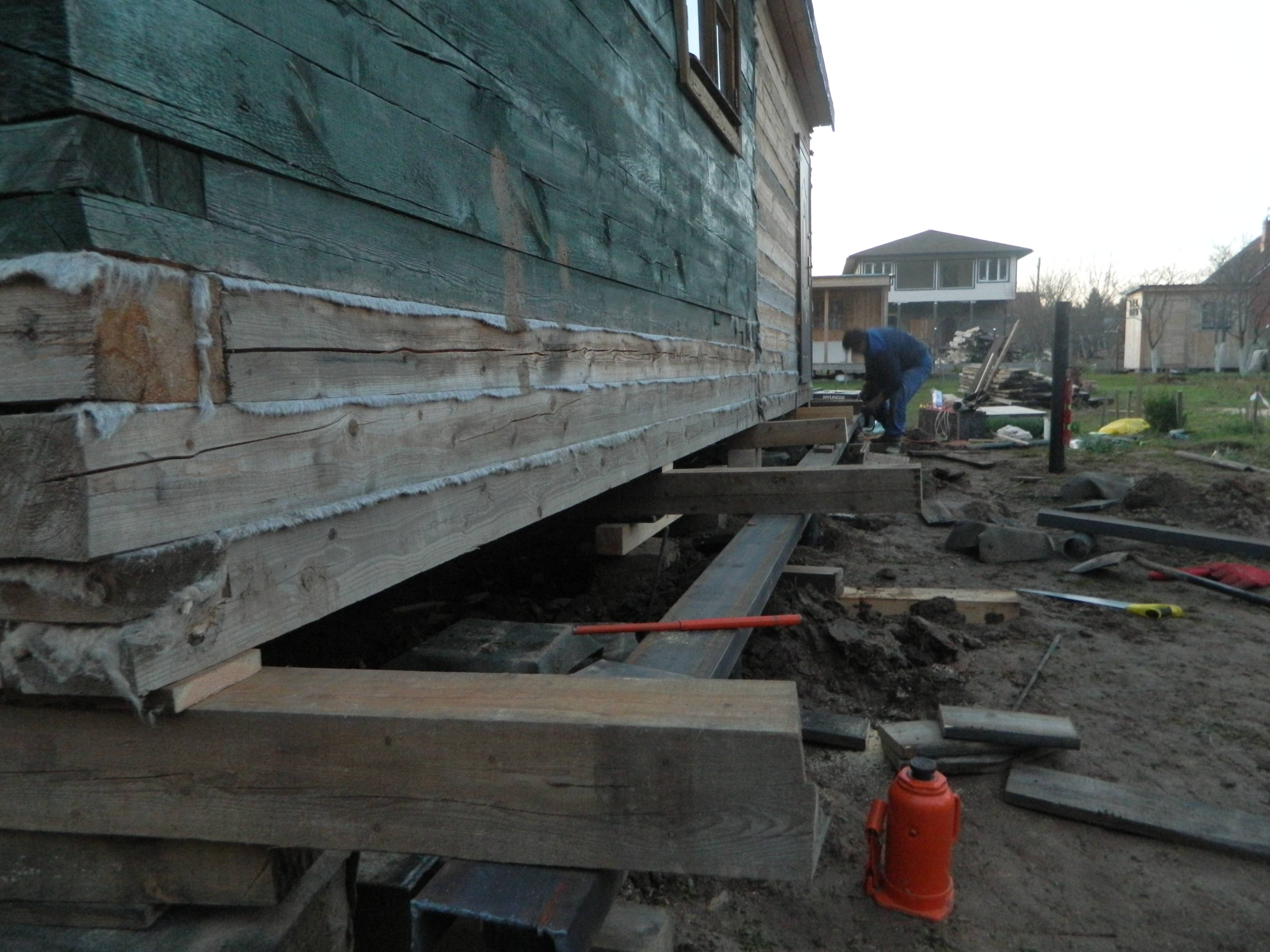 Как правильно поднять деревянный дом на домкратах?