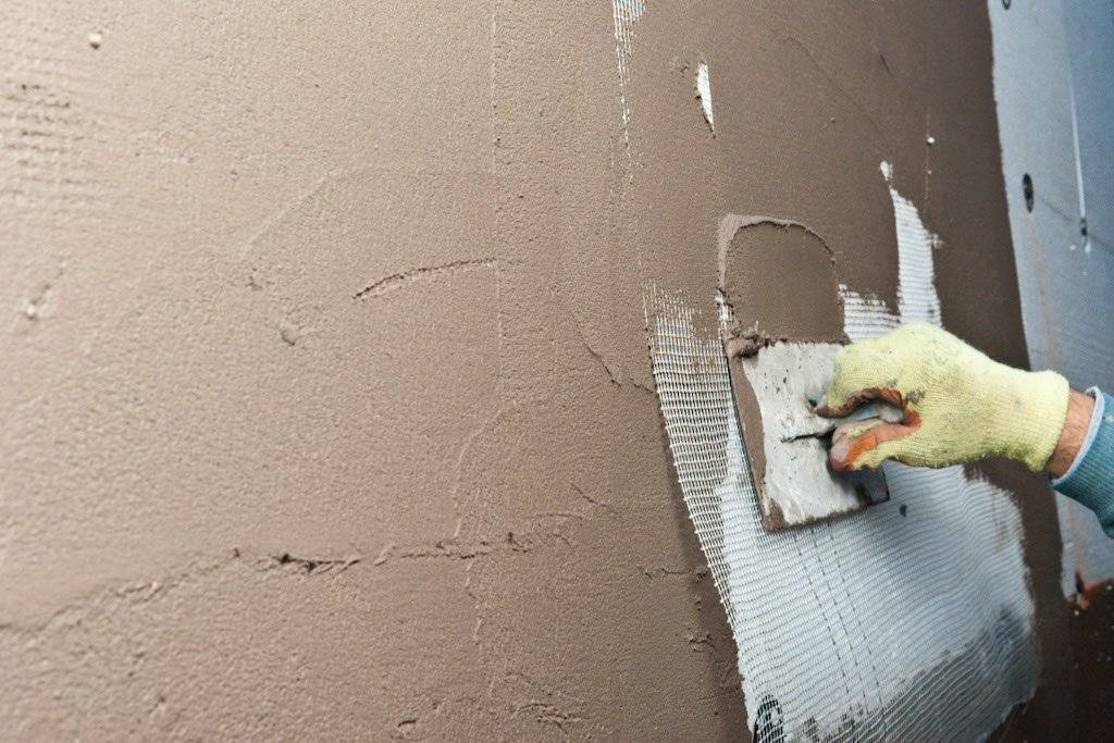 Процесс шпаклевания гипсокартонного потолка