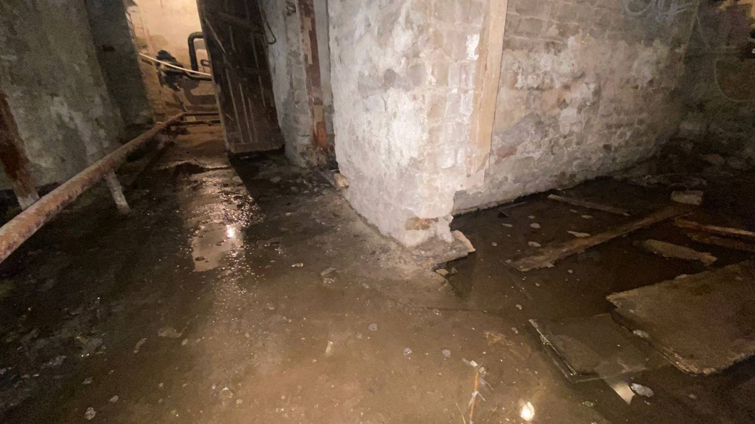 Грунтовые воды в подвале: как защитить подвал и откачать воду