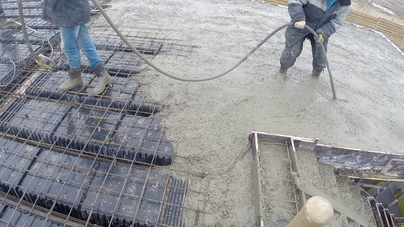 Заливка бетона в дождь