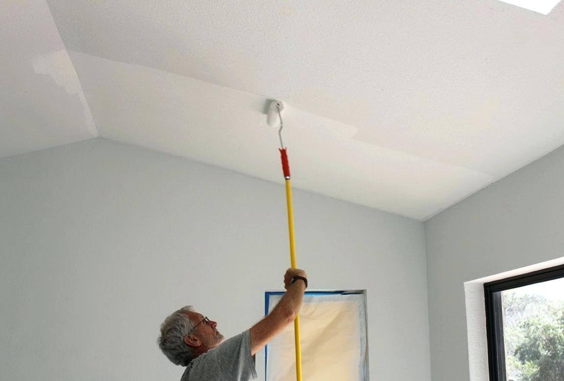 Чем покрасить потолок в квартире — технология покраски