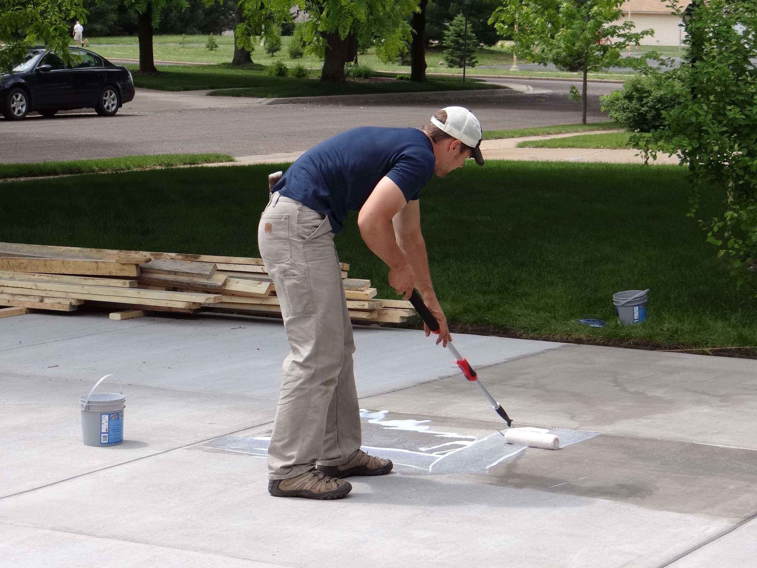 Как правильно поливать бетон после заливки?