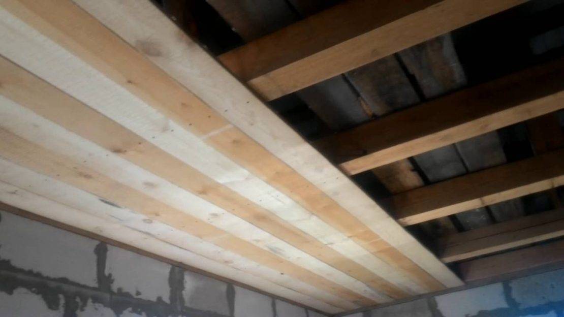 Черновой потолок по деревянным балкам: выбор материала, способ установки.