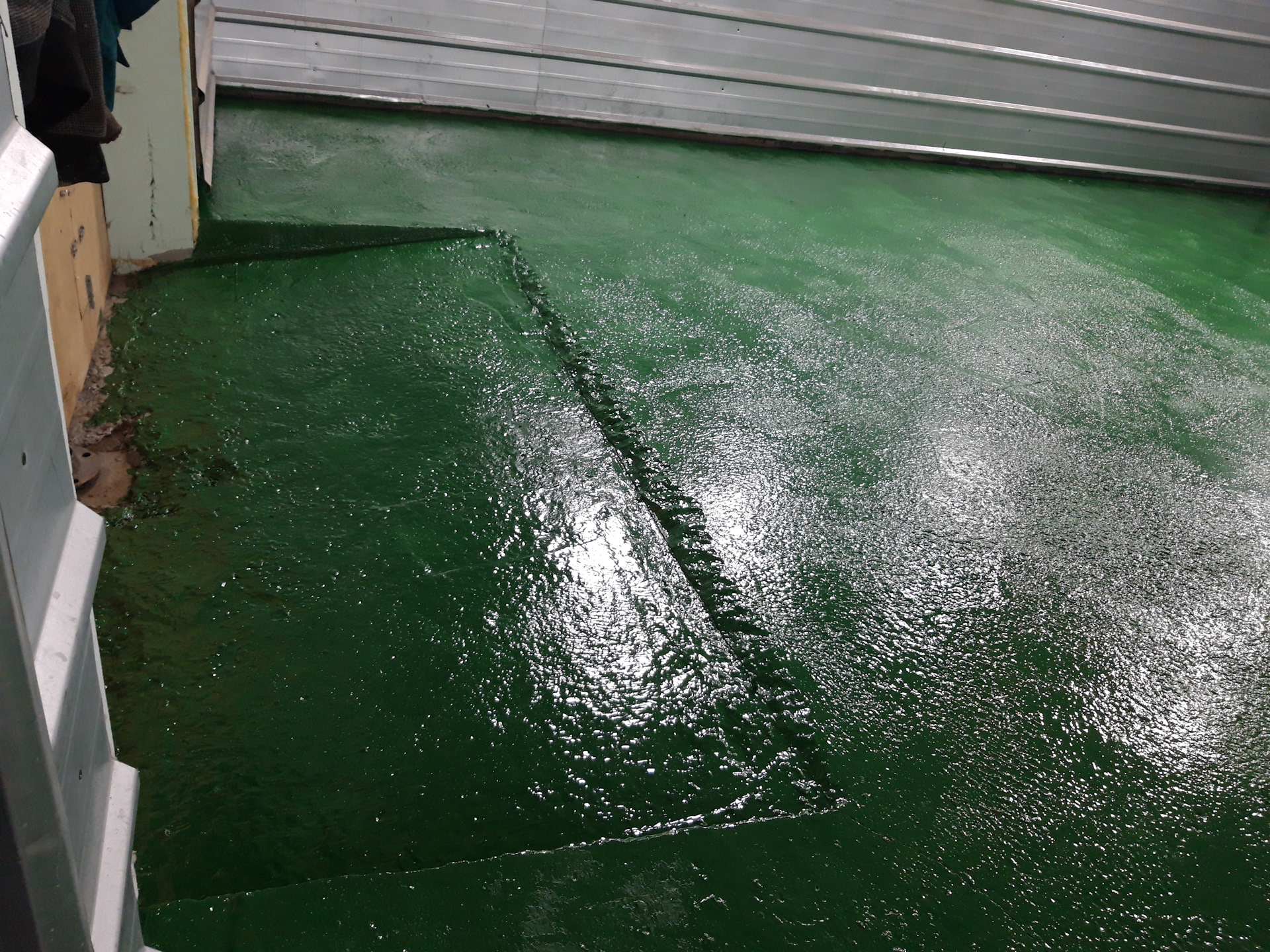 Чем покрыть (покрасить) бетонный пол в гараже: виды покрытий, технология нанесения