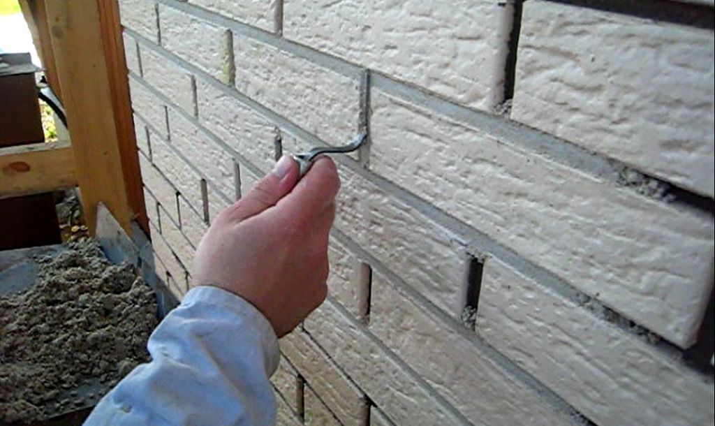 Кирпичная стена своими руками: когда стоит класть самому, технология правильного возведения, правила монтажа ровных стен, как заделать швы между кирпичами