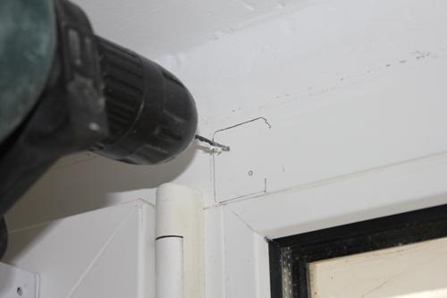 Можно ли сверлить пластиковые окна под рулонные шторы и кабель, как и где правильно просверлить пластиковое окно под кабель антенны и рулонные шторы
