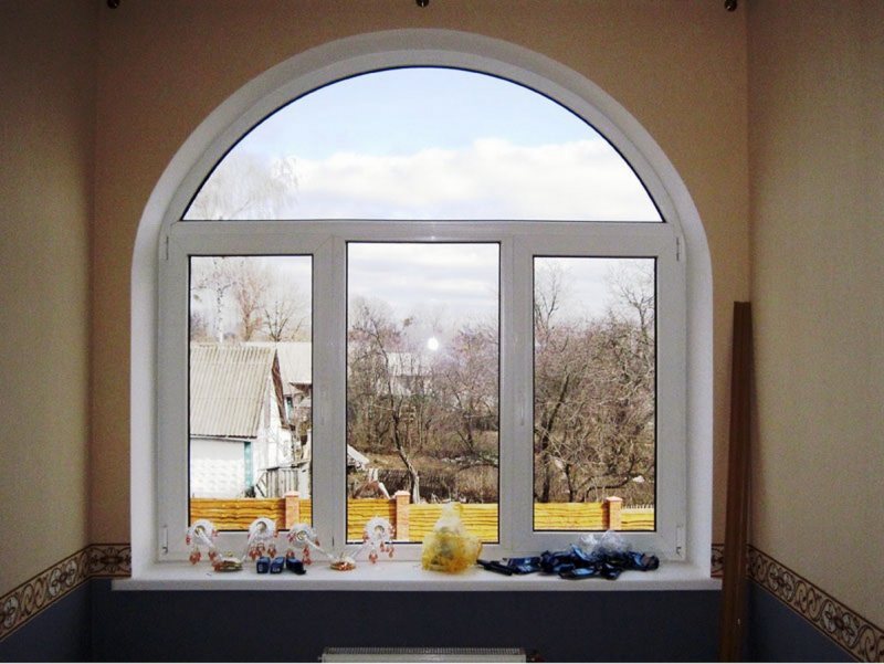 Подбираем шторы на арочные окна: фото идеи