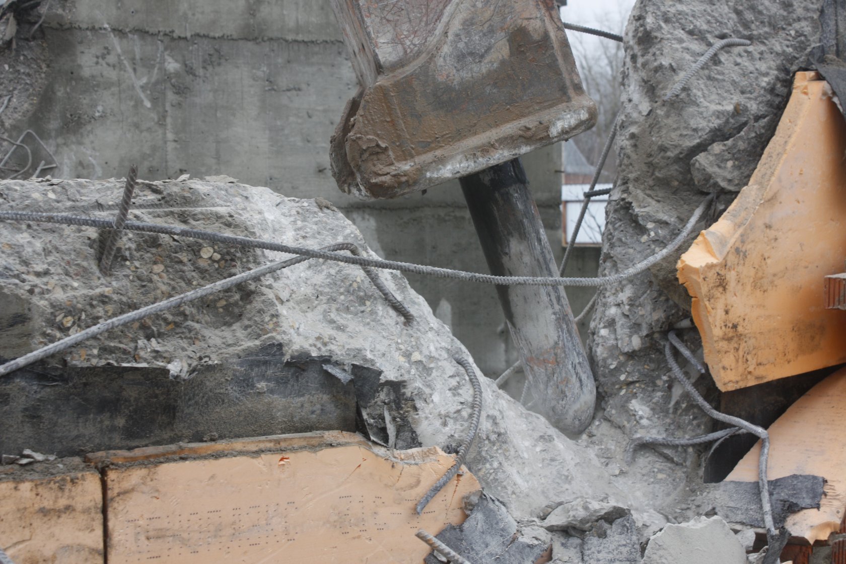 Демонтаж бетонных перекрытий и стяжки полов
